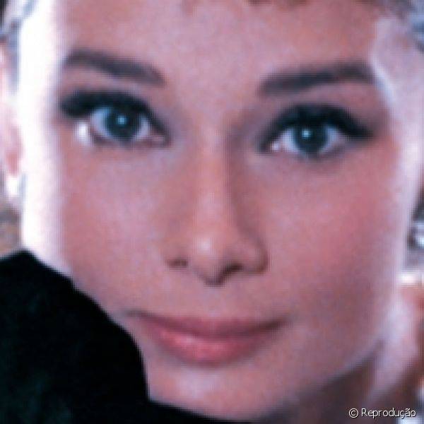 As sobrancelhas delicadas e os olhos delineados se tornaram referência no visual de Audrey Hepburn em 